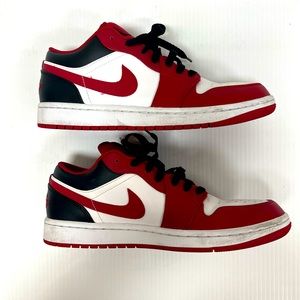 Low top Nike Jordan black red